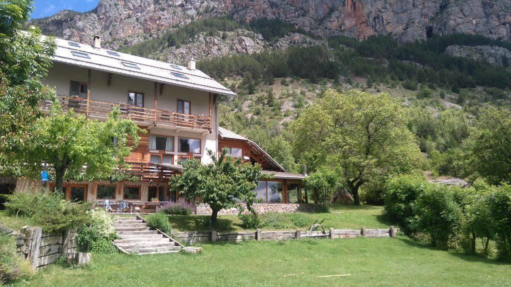 Hotel Restaurant Gites Les 5 Saisons Freissinieres Exterior photo